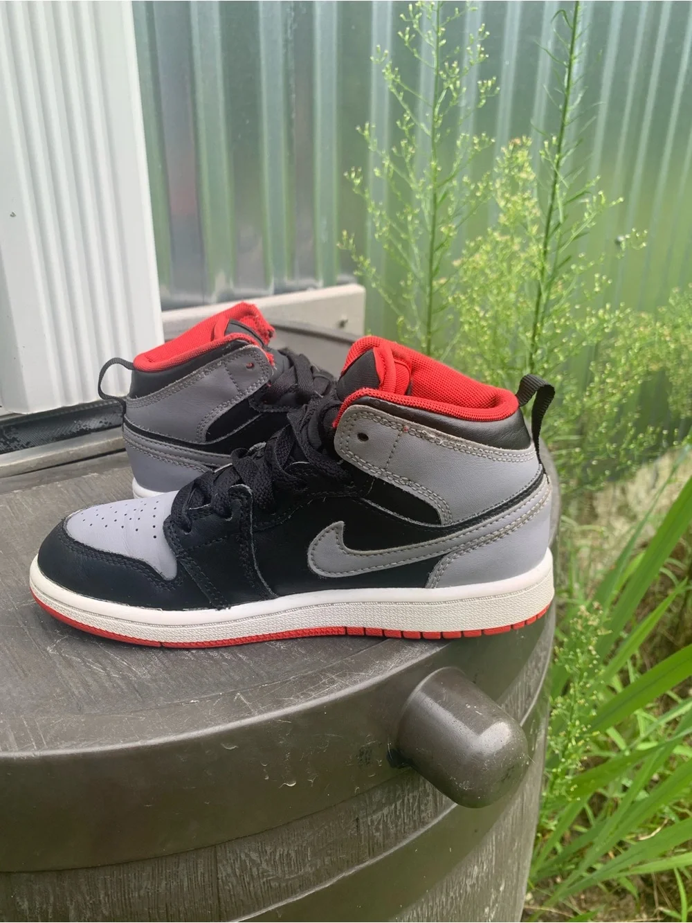 Kids Nike Jordan 1 Mid-Top Sneakers in Black, Gray and Red Size 1Y Nike 8424-006